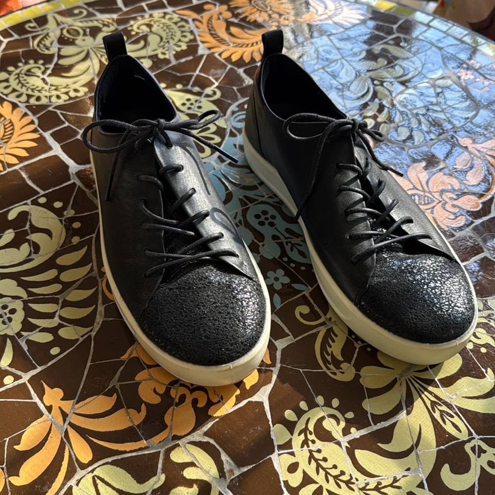 ECCO WOMENS BLACK SNEAKERS Sz: 6